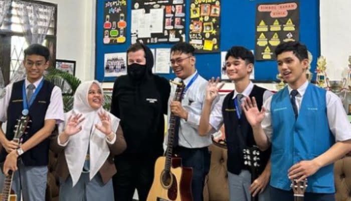 Fakta-fakta Tri Adinata, Guru Musik Al-Azhar Medan Didatangi Alan Walker