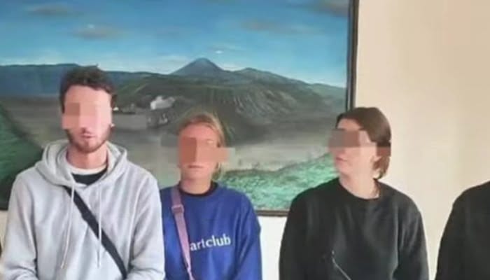 Ini Identitas 3 Turis Asing Pamer Bokong saat Berfoto di Bromo