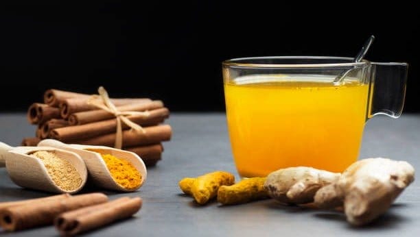 Air kunyit dan jahe merupakan minuman tradisional yang populer di Indonesia. Minuman ini terbuat dari rebusan rimpang kunyit dan jahe, yang telah lama dikenal memiliki berbagai manfaat untuk kesehatan.