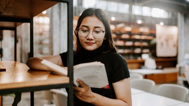 Membaca buku novel sering kali dianggap sebagai kegiatan yang membosankan dan ketinggalan zaman. Padahal, di balik halaman-halamannya, terkandung banyak sekali manfaat yang luar biasa bagi kesehatan mental dan emosional kita.