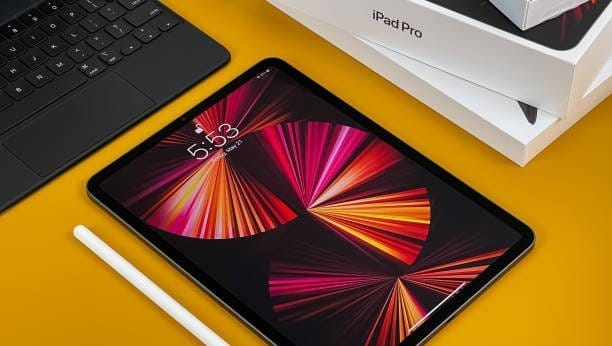 Apple memperkenalkan iPad Pro terbaru yang menampilkan desain tipis dan ringan, layar canggih Ultra Retina XDR, dan ditenagai oleh chip M4 terbaru yang diklaim sangat cepat dengan kemampuan kecerdasan buatan (AI) yang kuat.