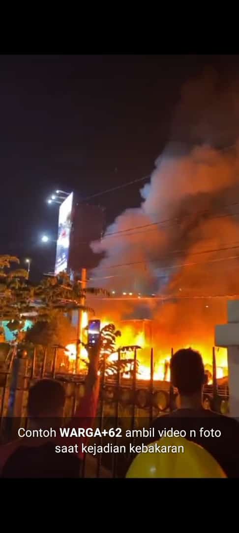 Kebakaran terjadi di bawah jembatan fly over Manahan, Kota Solo, Jumat (17/5) malam. (FOTO: Tangkapan layar video viral/Yenny Hardiyanti-Inversi.id)