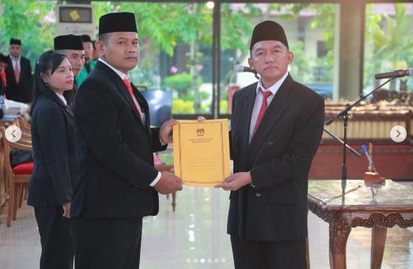 Ketua KPU Klaten Primus Supriono melantik 130 PPK di Pendopo Pemkab Klaten, Kamis sore (17/5/2024) untuk Pilkada Klaten 2024. (Foto: Tangkapan layar IG Humaskabklaten/Yenny Hardiyanti-Inversi.id)