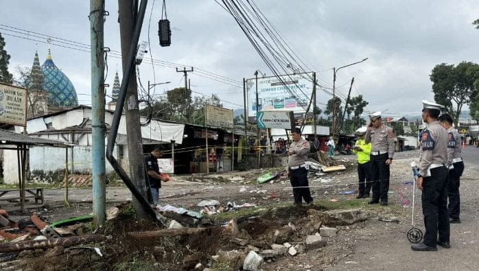 Polisi sedang menyelidiki kecelakaan bus yang membawa siswa SMK Lingga Kencana Depok di Kecamatan Ciater, Subang, Jawa Barat. Sopir bus telah memperbaiki rem sebelum bus itu terguling di Subang.