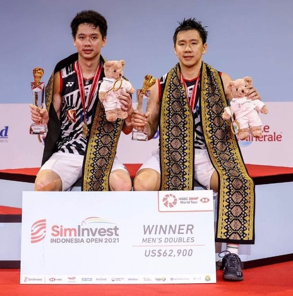 Pasangan ganda putra Kevin Sanjaya dan Marcus Gideon saat menjuarai Indonesian Open 2021, (Foto: IG kevin_sanjaya).