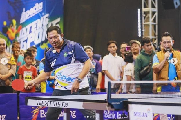 Pj Gubernur Jawa Tengah membuka Specta Jateng Pingping 2024 bermain pingpong dengan sejumlah atlet dan artis di GOR Jatidiri, Semarang, Jawa Tengah, pada Kamis (17/5). (FOTO: IG pjnanasudjana/Tangkapan layar Yenny Hardiyanti-inversi.id)