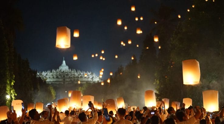 Pelepasan lampion di Candi Borobudur. (FOTO: berita magelang)