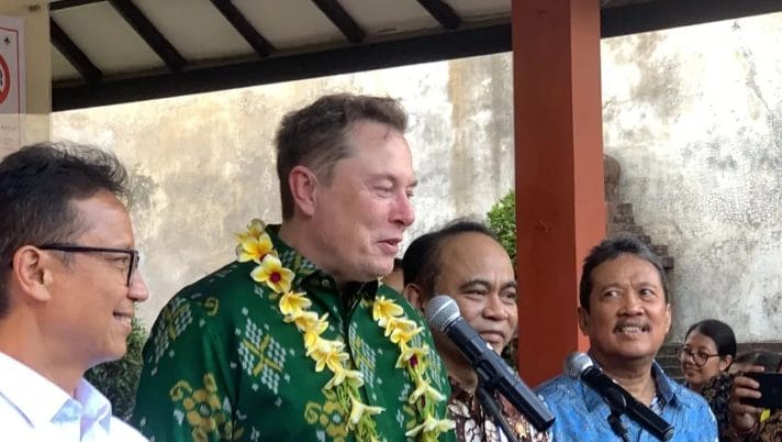 Mengenakan kemeja endek hijau khas Bali, Musk menyatakan kehadirannya di World Water Forum karena ingin memperdalam pemahaman tentang air.