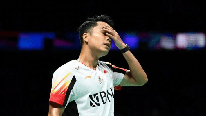 Indonesia kalah 0-1 dari China setelah Anthony Sinisuka Ginting menyerah dan kalah kepada Shi Yu Qi dalam final Thomas Cup 2024. Benarkah Ginting lakukan kesalahan?