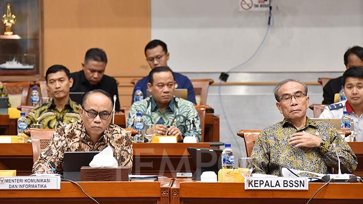 Wakil Ketua Komisi III DPR RI Ahmad Sahroni mempertanyakan manfaat dari dana pemeliharaan Pusat Data Nasional (PDN) yang mencapai Rp 700 Miliar. (Foto: Menteri Komunikasi dan Informatika Budi Arie Setiadi dan Ketua Badan Siber dan Sandi Negara Letjen TNI (Purn) Hinsa Siburian hadir dalam rapat kerja bersama Komisi I DPR RI)