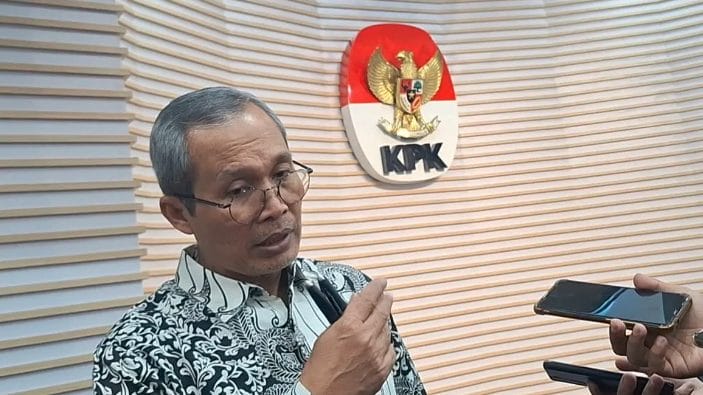 Pernyataan Wakil Ketua KPK Alexander Marwata mengenai harapan agar buron kasus korupsi Harun Masiku dapat ditangkap dalam waktu seminggu menimbulkan kontroversi. Alex kemudian mengklarifikasi pernyataannya.