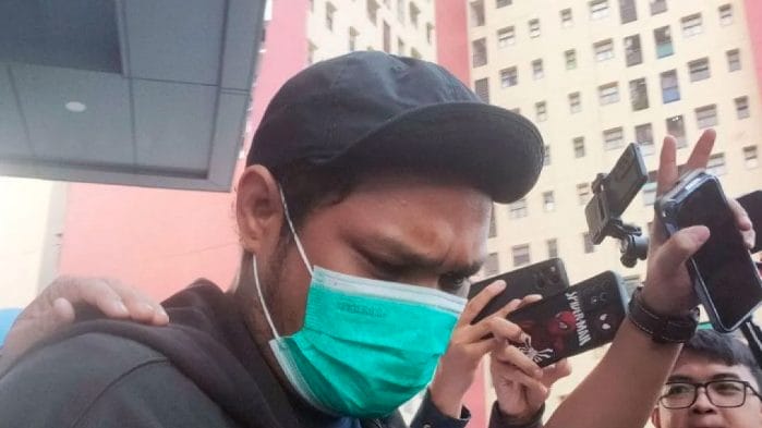 Penyanyi Virgoun ditangkap oleh Polres Metro Jakarta Barat karena kasus penyalahgunaan narkoba. Polisi mengungkapkan bahwa mantan suami Inara Rusli ini menggunakan sabu dengan alasan tertentu.