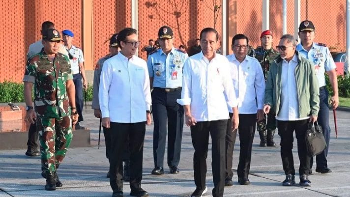 Presiden Joko Widodo (Jokowi) mengadakan pertemuan dengan menteri-menteri serta kepala lembaga terkait di Istana Kepresidenan, Jakarta, pada Jumat, 28 Juni 2024, untuk membahas dan mengevaluasi serangan siber terhadap Pusat Data Nasional Sementara (PDNS) 2.