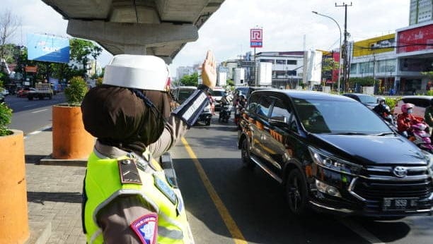 Seorang polisi wanita (Polwan) berinisial Briptu FN (28) diduga membakar suaminya, Briptu RDW (27), yang juga anggota Polri, di asrama polisi (Aspol) Mojokerto, Jawa Timur, pada Sabtu, 8 Juni 2024.