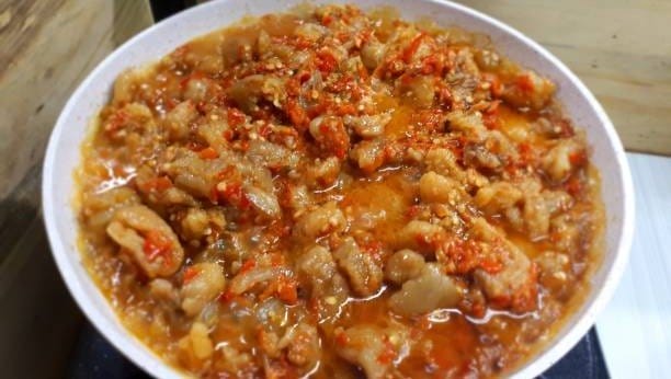 Oseng Mercon adalah hidangan daging sapi pedas yang populer di Indonesia, terutama saat Hari Raya Idul Adha. Hidangan ini terbuat dari daging sapi yang dimasak dengan bumbu pedas dan rempah-rempah, menghasilkan rasa yang gurih dan pedas yang luar biasa.