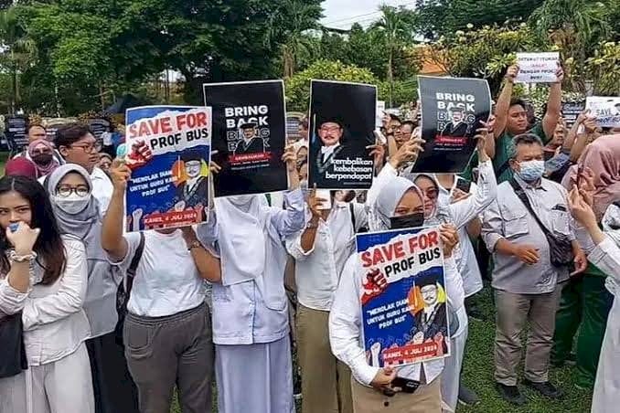 Anggota Komisi X DPR RI Fahmy Alaydroes menyoroti pemberhentian Prof. Dr. Budi Santoso, dr., Sp.OG sebagai Dekan di Fakultas Kedokteran Universitas Airlangga (Unair). (Foto: Unjuk rasa mahasiswa)