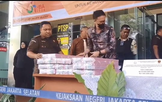 Pengadilan Jakarta Selatan memperlihatkan Tumpukan Uang Hingga Tas Diduga Milik Suami Sandra Dewi Ke Publik