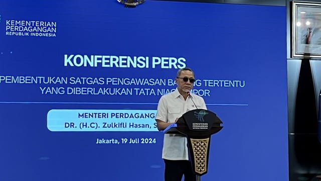 DPR RI Soroti Pembentukan Satgas Impor Ilegal oleh Pemerintah. (Foto: Menteri Perdagangan Zulkifli Hasan meresmikan pembentukan Satgas Barang Impor Ilegal/Tirto.id)