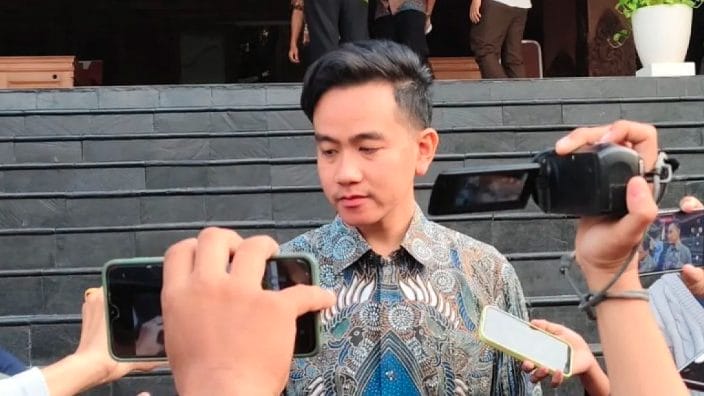 Wakil Presiden terpilih, Gibran Rakabuming Raka, memberikan tanggapan positif mengenai Ketua DPP PDIP, Puan Maharani, yang mempertimbangkan Kaesang Pangarep untuk Pilgub Jawa Tengah. Gibran mengimbau agar Kaesang segera bertemu dengan Puan.