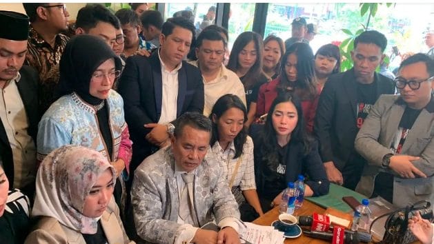 Hotman Paris, kuasa hukum keluarga Vina Cirebon, memberikan peringatan kepada Pegi Setiawan setelah Pegi dibebaskan dari status tersangka melalui putusan sidang praperadilan. (Foto: Antara)