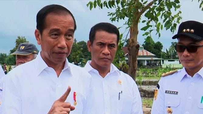 Presiden Joko Widodo secara resmi memberhentikan Hasyim Asy'ari dari posisinya sebagai Ketua Komisi Pemilihan Umum (KPU) dengan tidak hormat. (Foto: Antara)