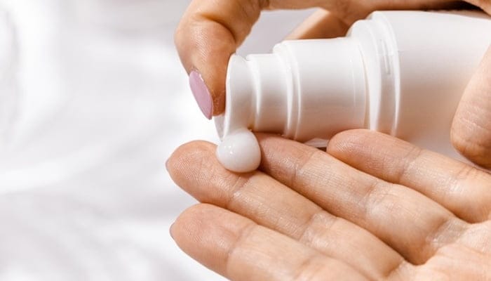 Bukan Hanya Saat Kulit Kering, 6 Cara Pakai Body Lotion Menurut Dokter