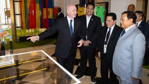 Menteri Badan Usaha Milik Negara (BUMN) Erick Thohir mendampingi Presiden RI terpilih Prabowo Subianto dalam pertemuan dengan Presiden FIFA, Gianni Infantino. (Foto: Instagram/@erickthohir)