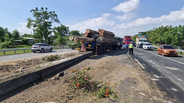 Tabrakan Truk dan Mobil Rombongan Pernikahan di Tol Kebomas, Gresik, Jawa Timur. (Foto: Detik.com)