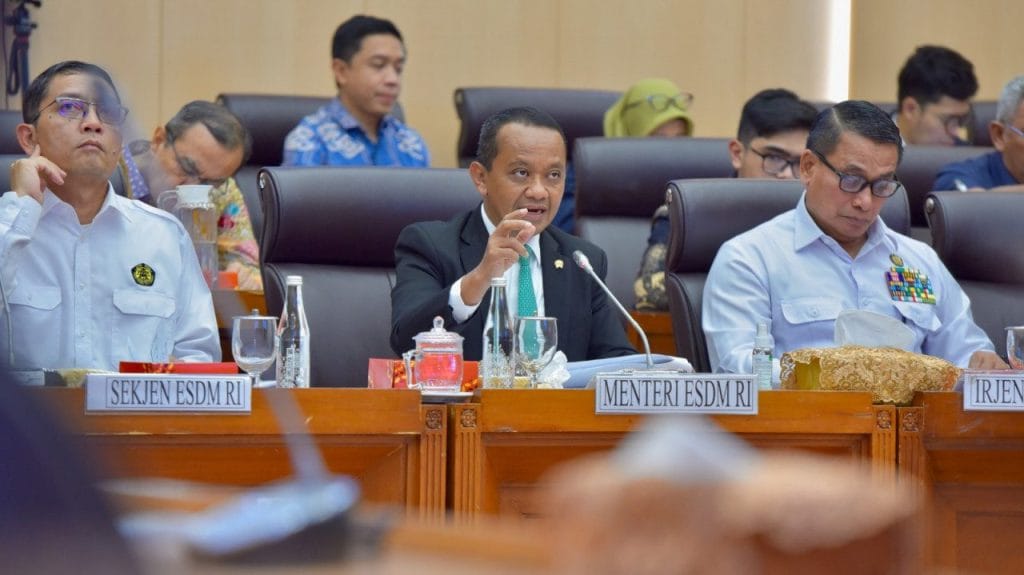 Menteri Energi dan Sumber Daya Mineral (ESDM) Bahlil Lahadalia saat di Ruang Rapat Komisi VII DPR RI, Jakarta, Selasa (27/8). (INVERSI/Dok Kementerian ESDM)