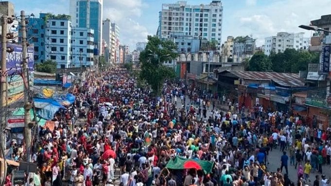 Pengunjuk rasa di Bangladesh pada Senin, 5 Agustus 2024, memaksa masuk ke salah satu penjara dan membakarnya sehingga menyebabkan sekitar 500 tahanan kabur. (Foto: Antara)