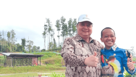 Momen Airlangga Foto Bersama Bahlil di IKN. (Foto: Antara)