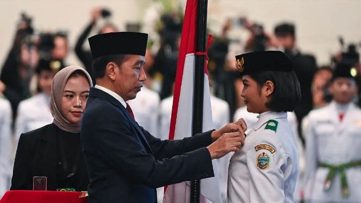 Presiden Joko Widodo (Jokowi), melalui Kepala Staf Kepresidenan (KSP) Moeldoko, menyampaikan pentingnya menghormati keyakinan setiap anggota Pasukan Pengibar Bendera Pusaka (Paskibraka).