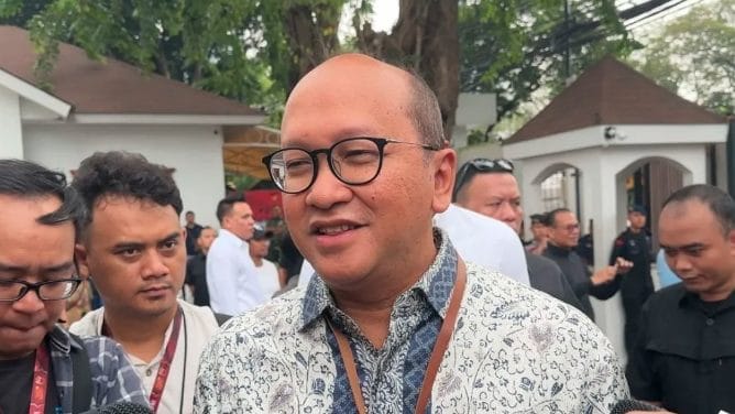 Bhima Yudhistira, Direktur Eksekutif Center of Economic and Law Studies (CELIOS), menyoroti empat tantangan utama yang harus dihadapi oleh Rosan Roeslani sebagai Menteri Investasi/Kepala Badan Koordinasi Penanaman Modal (BKPM) yang baru, menggantikan Bahlil Lahadalia.