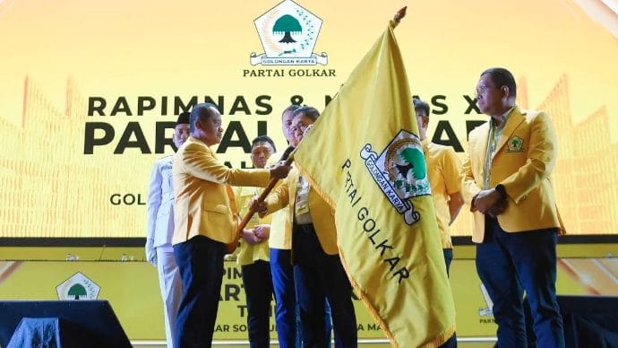 Bahlil juga menilai bahwa Airlangga Hartarto menjadi Ketua Umum Partai Golkar karena kedekatannya dengan Presiden Joko Widodo saat ia menjabat sebagai Menteri Perindustrian.