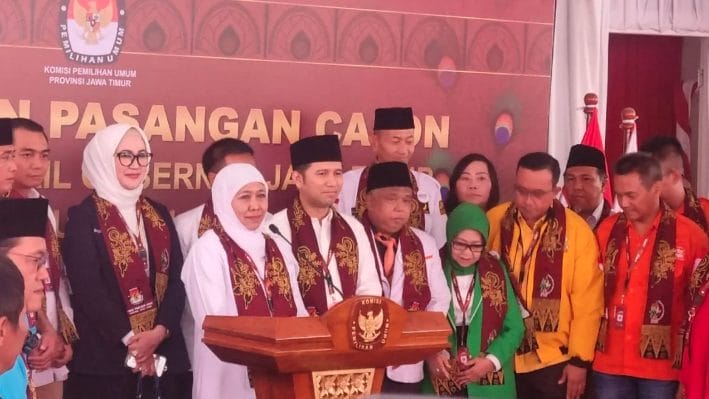 Boedi Prijo, ketua tim sukses Khofifah-Emil, menyebutkan bahwa sekitar 1.500 relawan mendampingi pasangan ini dari rumah Khofifah di Jemursari, Surabaya, dengan tambahan sekitar 2.000 relawan di sekitar kantor KPU Provinsi Jawa Timur.