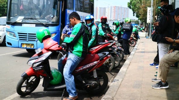 Ia juga menyoroti bahwa kelemahan ini diperburuk oleh sikap pemerintah yang belum mampu memperjuangkan keadilan dan kesejahteraan bagi para mitra perusahaan aplikasi.