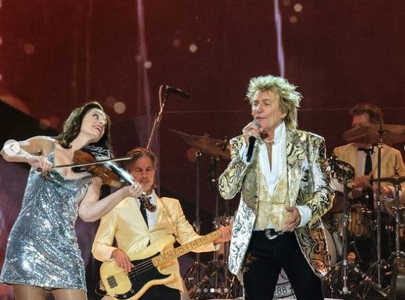 Rod Stewart di salah satu konsernya di Swedia. (FOTO: IG @sirrodstewart)