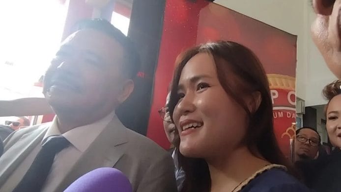 Jessica Kumala Wongso, terpidana dalam kasus pembunuhan berencana dengan racun sianida, mengucapkan terima kasih setelah menyelesaikan prosedur administrasi terkait pembebasan bersyaratnya dari Lembaga Pemasyarakatan (Lapas) Perempuan II A Pondok Bambu, Jakarta, pada Minggu, 18 Agustus 2024.