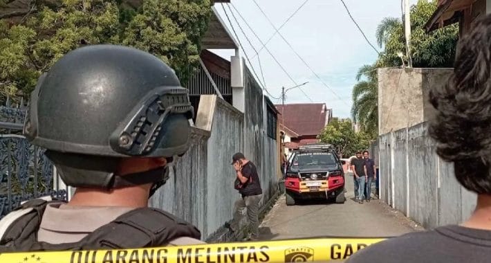 Beberapa petugas menyatakan bahwa Bustami tidak berada di rumah pada saat kejadian. Hingga kini, jenis bom yang digunakan belum dapat dipastikan, apakah granat atau bahan peledak lainnya.