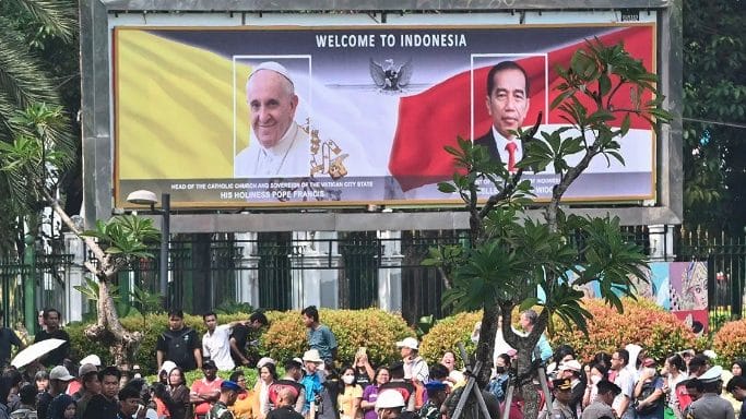 Setelah memasuki istana, kendaraan yang membawa Paus Fransiskus berkeliling kompleks Istana Kepresidenan.