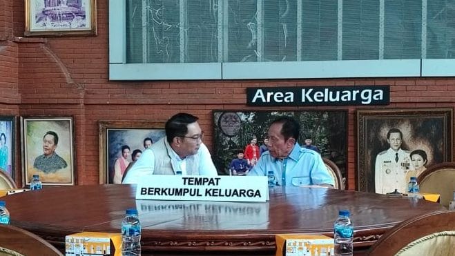 Ridwan Kamil juga diajak melihat foto-foto yang mendokumentasikan pengalaman Bang Yos saat mengikuti operasi militer di Aceh pada 1978 dan Timor Timur pada 1975.