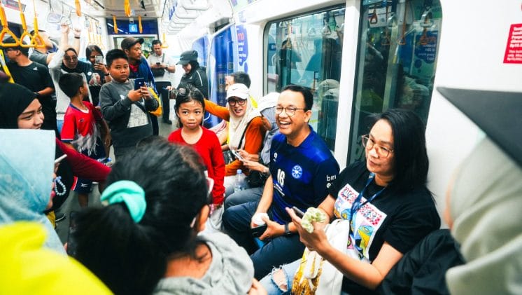 "Gini. Bila untuk mengumpulkan semua semangat perubahan yang sekarang makin hari makin terasa besar, dan itu menjadi sebuah kekuatan, diperlukan menjadi gerakan, maka membangun ormas atau membangun partai baru, mungkin itu jalan yang akan kami tempuh. Kita lihat sama-sama ke depan," lanjutnya.