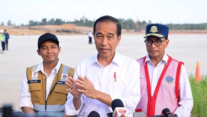 Dilansir dari Antara, turut mendampingi Presiden Jokowi dalam penerbangan menuju Nusantara, yakni Fahri Hamzah, Komandan Paspampres Mayjen TNI Achiruddin, Deputi Bidang Protokol, Pers dan Media Sekretariat Presiden Yusuf Permana serta Plh Sekretaris Militer Presiden Brigjen TNI Heri Purwanto.