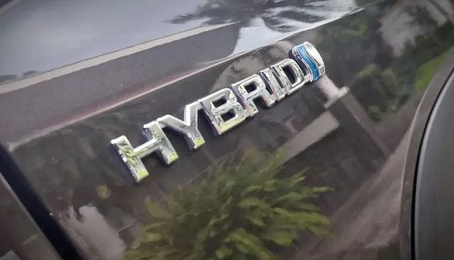 Tips Merawat Mobil Hybrid. (Foto: Emblem mobil hybrid)