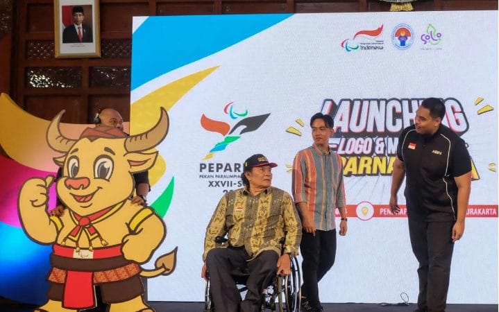 Menpora Dito Ariotedjo bersama Wakil Presiden terpilih Gibran Rakabuming Raka (kiri) dan Ketua Umum Komite Paralimpiade Nasional (NPC) Indonesia Senny Marbun saat peluncuran logo dan maskot Pekan Paralimpiade Nasional (Peparnas) 2024 di Balai Kota Solo, Jawa Tengah.