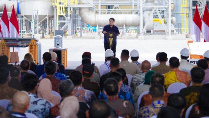 Menurut Erick Thohir, smelter ini mampu meningkatkan nilai tambah hingga tiga kali lipat bagi ekonomi nasional maupun daerah.