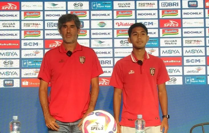 Pelatih Kepala Bali United Stefano Cugurra (kanan) bersama pemain Made Tito pada sesi jumpa pers jelang laga pekan kedelapan Liga 1 Indonesia 2024/2025 di Stadion Kapten I Wayan Dipta, Kabupaten Gianyar, Bali, Sabtu (19/10/2024) (Foto: Dewa Ketut Sudiarta Wiguna/Antara)