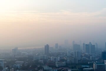 Isu kualitas udara harus menjadi prioritas bagi para calon kepala daerah di momen pelaksanaan Pemilihan Kepala Daerah (Pilkada) 2024. (Dok Freepik)