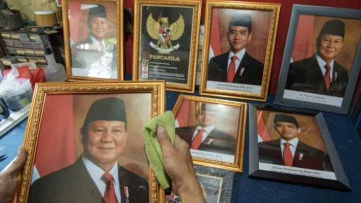 "Ini baru tahap pemanggilan calon menteri, jedanya bisa sampai pengumuman dan pelantikan. Masih ada waktu seminggu untuk memastikan posisi PDIP," jelas Ujang pada Senin, 14 Oktober 2024.