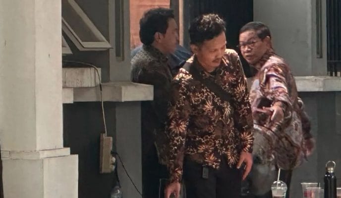 Kedatangan Pramono ini semakin menambah spekulasi tentang posisinya di kabinet Prabowo, mengingat Partai Demokrasi Indonesia Perjuangan (PDI-P), di mana Pramono adalah kader, hingga kini belum menyatakan sikap resminya terhadap pemerintahan Prabowo.